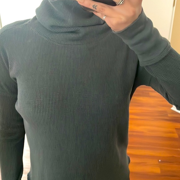 Aritzia thermal cowl neck/turtleneck slouch waffled fabric flowy long sleeve - Picture 3 of 8